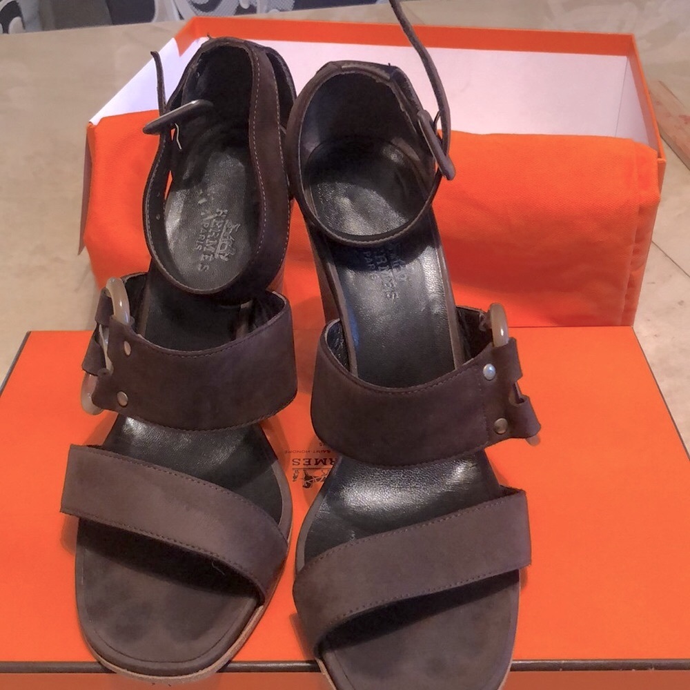 Hermes Mary Lady Shoes Horn Link, Gorgeous Brown suede. Exc used condition!